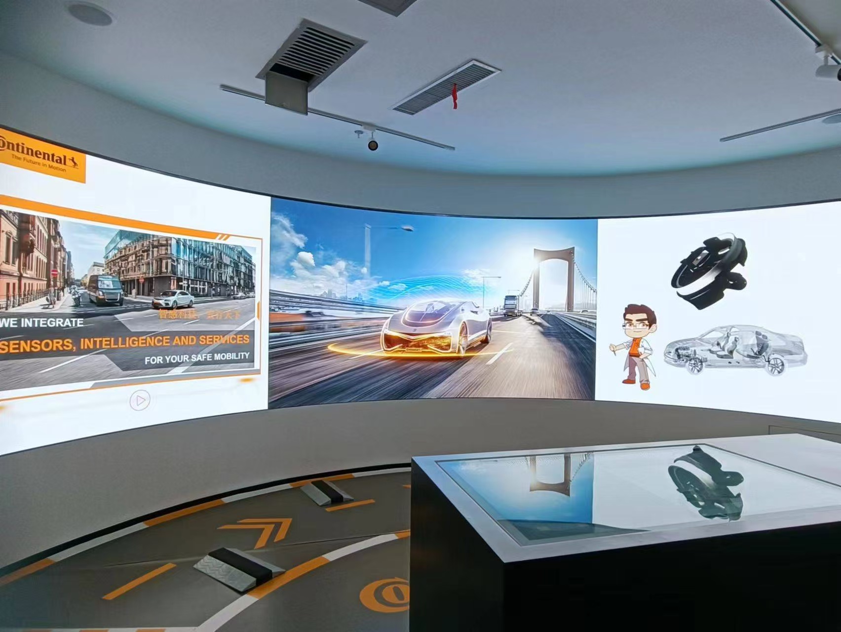 展项多屏展示整车内容